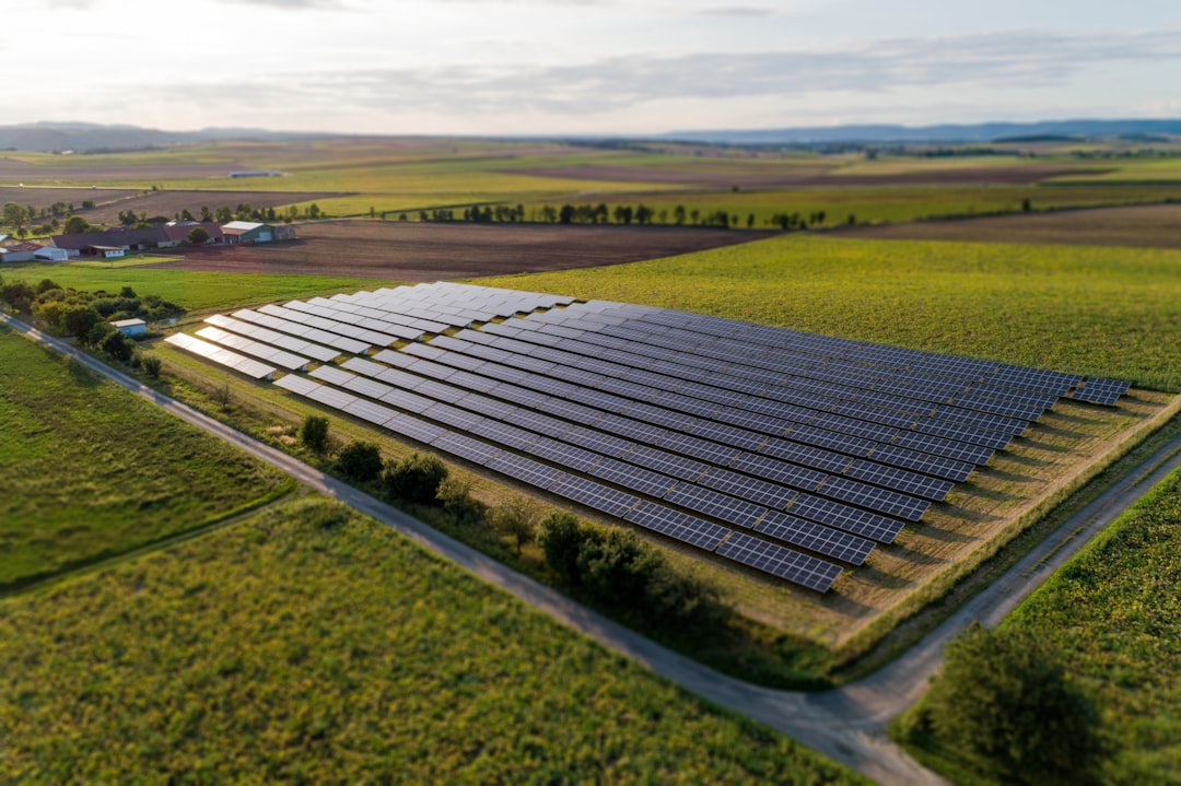 Redukcja śladu węglowego: Jak zmniejszyć emisję CO2? 1 Photo Solar panels